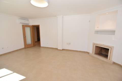 Apartamento T2 de rés do chão em condomínio privado com sótão e garagem em prédio com elevador