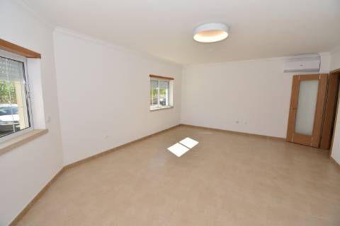 Apartamento T2 de rés do chão em condomínio privado com sótão e garagem em prédio com elevador