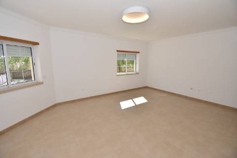 Apartamento T2 de rés do chão em condomínio privado com sótão e garagem em prédio com elevador