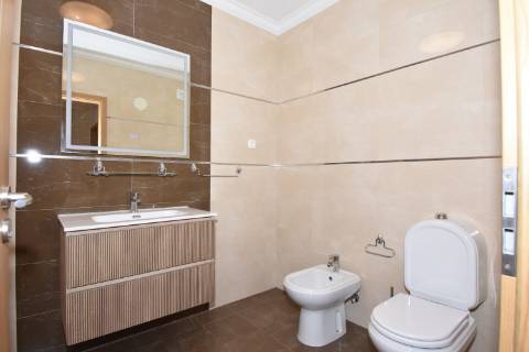 Apartamento T2 de rés do chão em condomínio privado com sótão e garagem em prédio com elevador