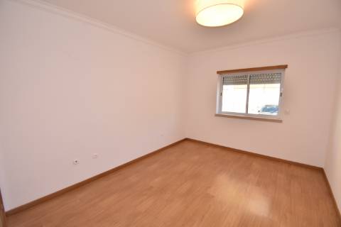 Apartamento T2 de rés do chão em condomínio privado com sótão e garagem em prédio com elevador