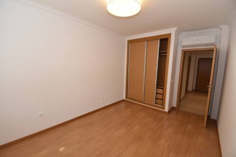 Apartamento T2 de rés do chão em condomínio privado com sótão e garagem em prédio com elevador