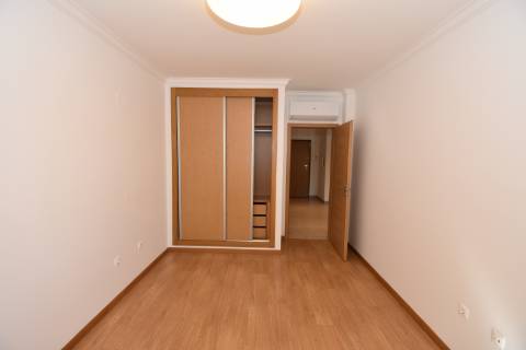 Apartamento T2 de rés do chão em condomínio privado com sótão e garagem em prédio com elevador