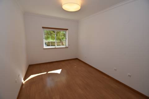 Apartamento T2 de rés do chão em condomínio privado com sótão e garagem em prédio com elevador