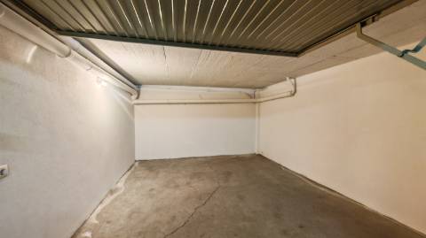 Apartamento T2 de rés do chão em condomínio privado com sótão e garagem em prédio com elevador