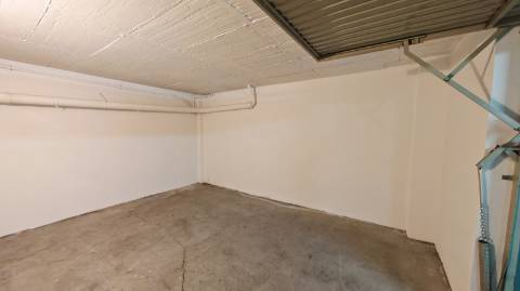 Apartamento T2 de rés do chão em condomínio privado com sótão e garagem em prédio com elevador