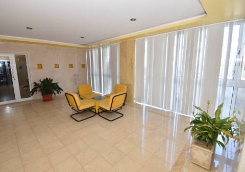 Apartamento T2 de rés do chão em condomínio privado com sótão e garagem em prédio com elevador