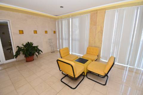 Apartamento T2 de rés do chão em condomínio privado com sótão e garagem em prédio com elevador