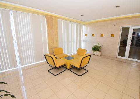 Apartamento T2 de rés do chão em condomínio privado com sótão e garagem em prédio com elevador