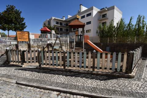 Apartamento T2 de rés do chão em condomínio privado com sótão e garagem em prédio com elevador