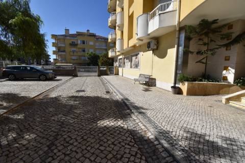 Apartamento T2 de rés do chão em condomínio privado com sótão e garagem em prédio com elevador