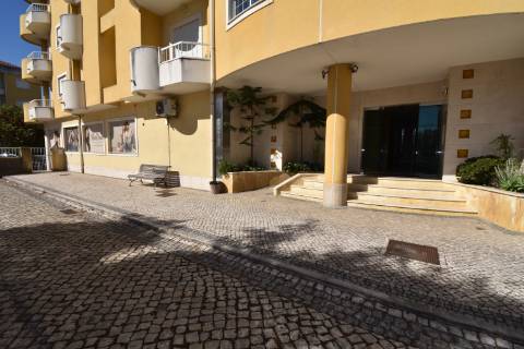 Apartamento T2 de rés do chão em condomínio privado com sótão e garagem em prédio com elevador