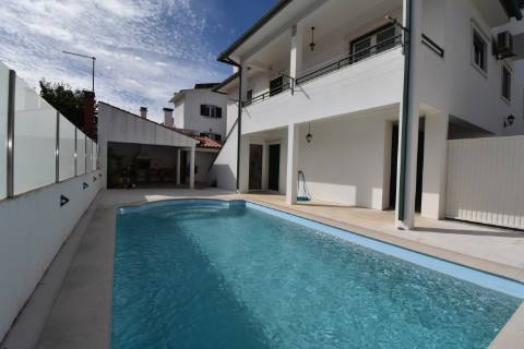 Moradia T4 com piscina