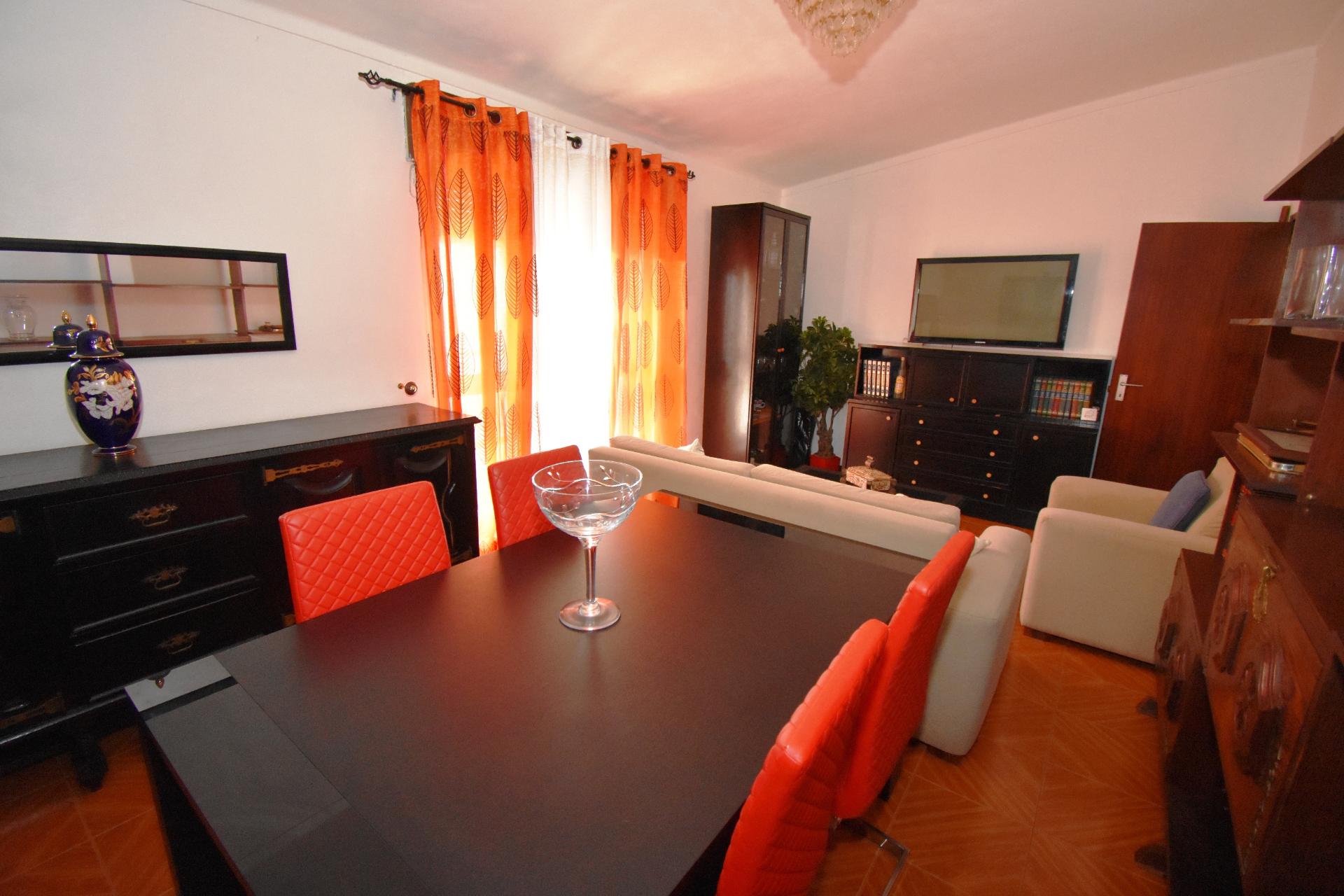 Apartamento T2, 2º andar a 5 minutos da estação de comboios no Entroncamento