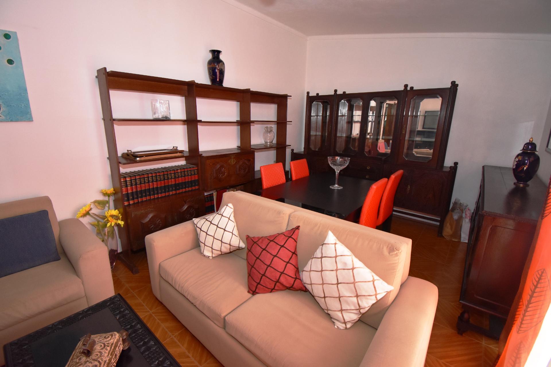 Apartamento T2, 2º andar a 5 minutos da estação de comboios no Entroncamento