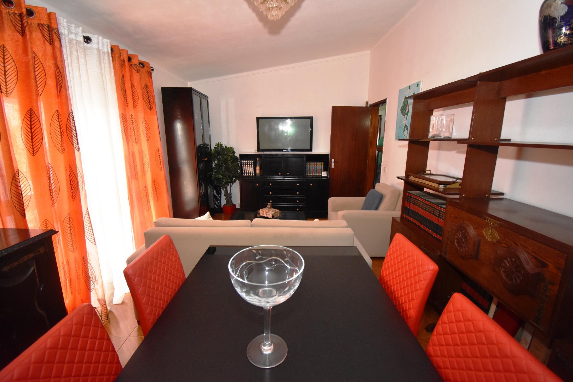 Apartamento T2, 2º andar a 5 minutos da estação de comboios no Entroncamento