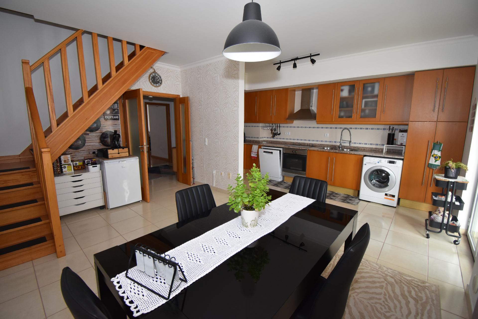 Apartamento T1 Dúplex, com garagem e terraço, inserido em prédio com elevador no Centro do Entroncamento