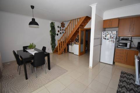 Apartamento T1 Dúplex, com garagem e terraço, inserido em prédio com elevador no Centro do Entroncamento