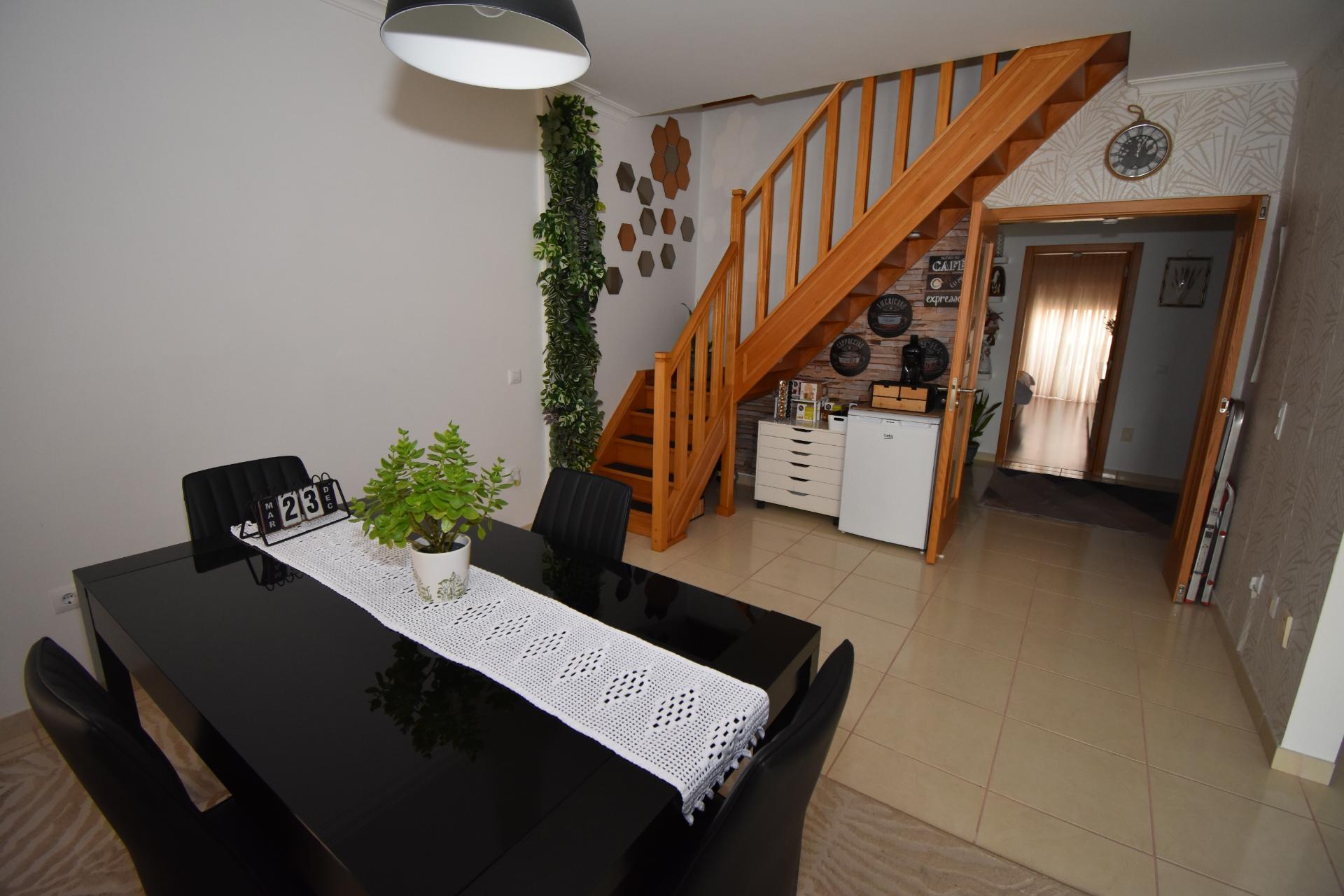 Apartamento T1 Dúplex, com garagem e terraço, inserido em prédio com elevador no Centro do Entroncamento