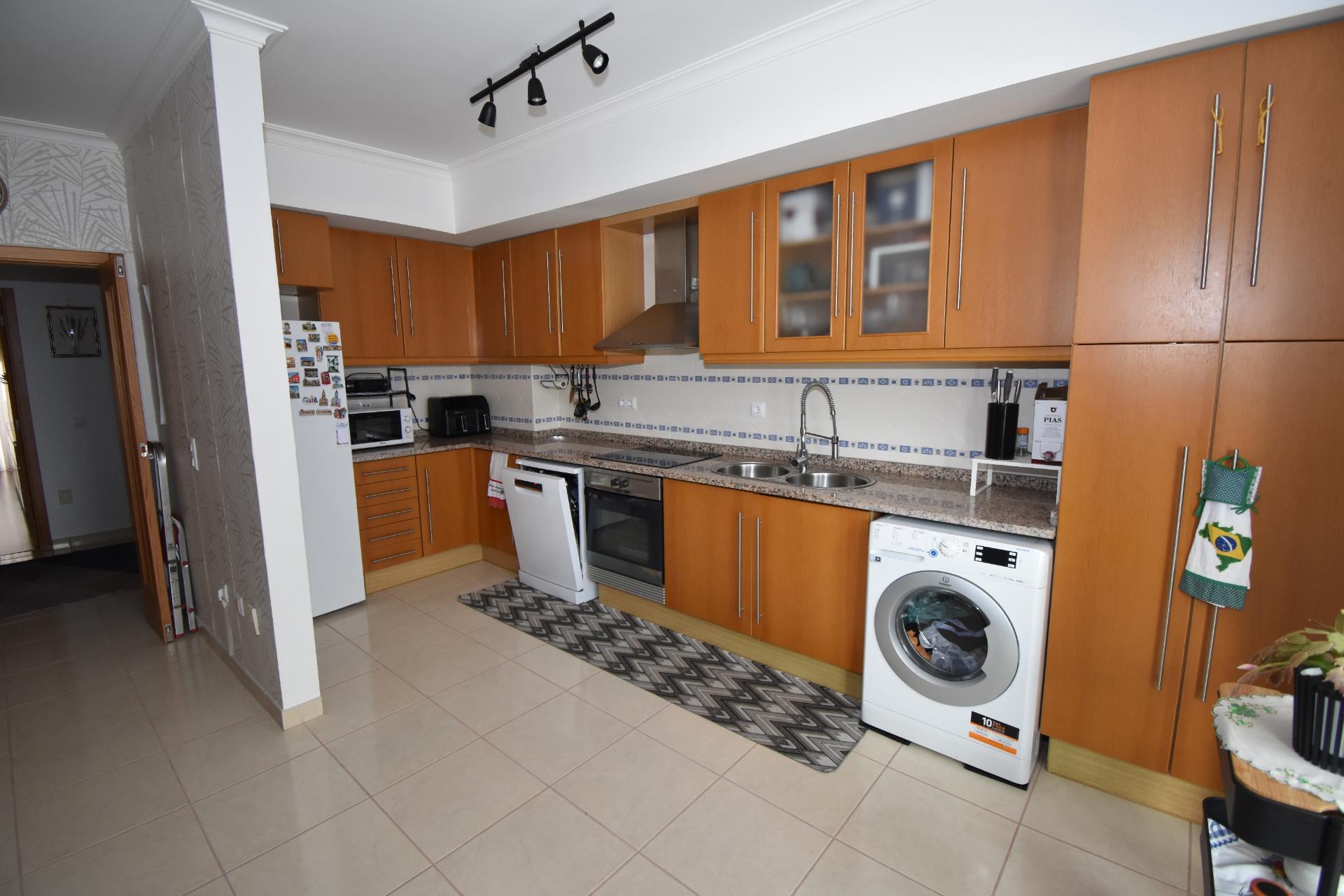 Apartamento T1 Dúplex, com garagem e terraço, inserido em prédio com elevador no Centro do Entroncamento