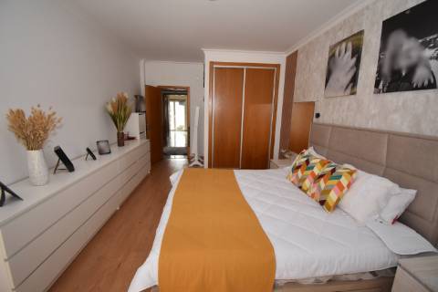 Apartamento T1 Dúplex, com garagem e terraço, inserido em prédio com elevador no Centro do Entroncamento