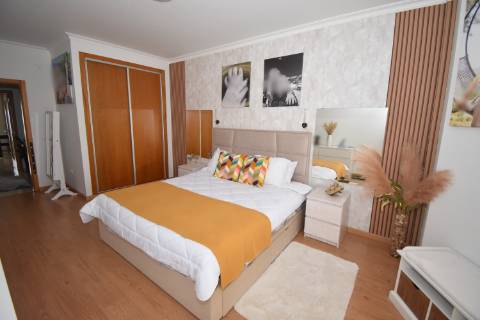 Apartamento T1 Dúplex, com garagem e terraço, inserido em prédio com elevador no Centro do Entroncamento