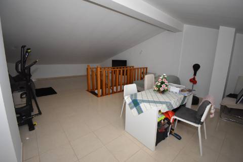 Apartamento T1 Dúplex, com garagem e terraço, inserido em prédio com elevador no Centro do Entroncamento