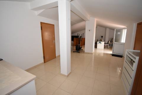 Apartamento T1 Dúplex, com garagem e terraço, inserido em prédio com elevador no Centro do Entroncamento