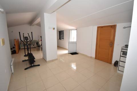 Apartamento T1 Dúplex, com garagem e terraço, inserido em prédio com elevador no Centro do Entroncamento