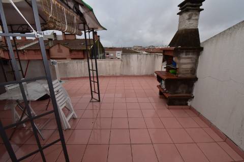 Apartamento T1 Dúplex, com garagem e terraço, inserido em prédio com elevador no Centro do Entroncamento