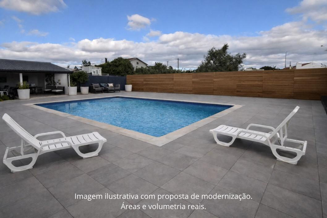 Moradia com piscina localizada na Atalaia
