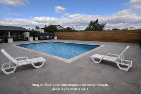 Moradia com piscina localizada na Atalaia