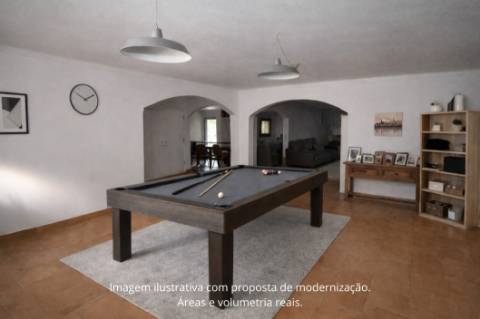Moradia com piscina localizada na Atalaia