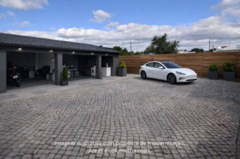 Moradia com piscina localizada na Atalaia