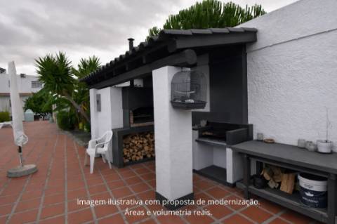 Moradia com piscina localizada na Atalaia