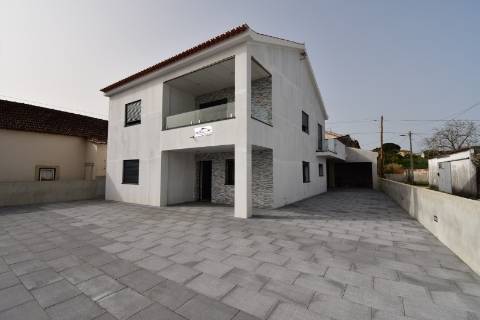 Moradia Independente Remodelada com Open Space, Garagem Dupla e Excelente Localização em Tomar