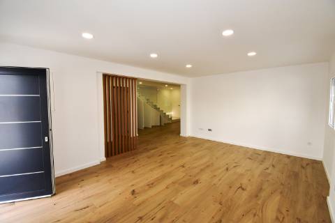 Moradia Independente Remodelada com Open Space, Garagem Dupla e Excelente Localização em Tomar