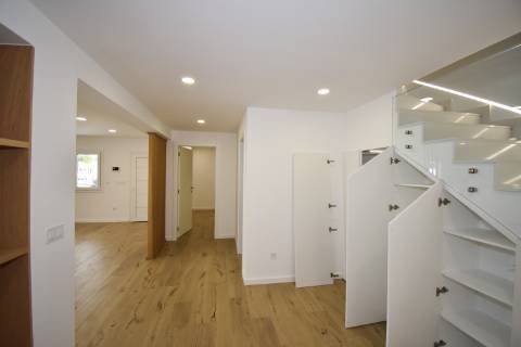 Moradia Independente Remodelada com Open Space, Garagem Dupla e Excelente Localização em Tomar