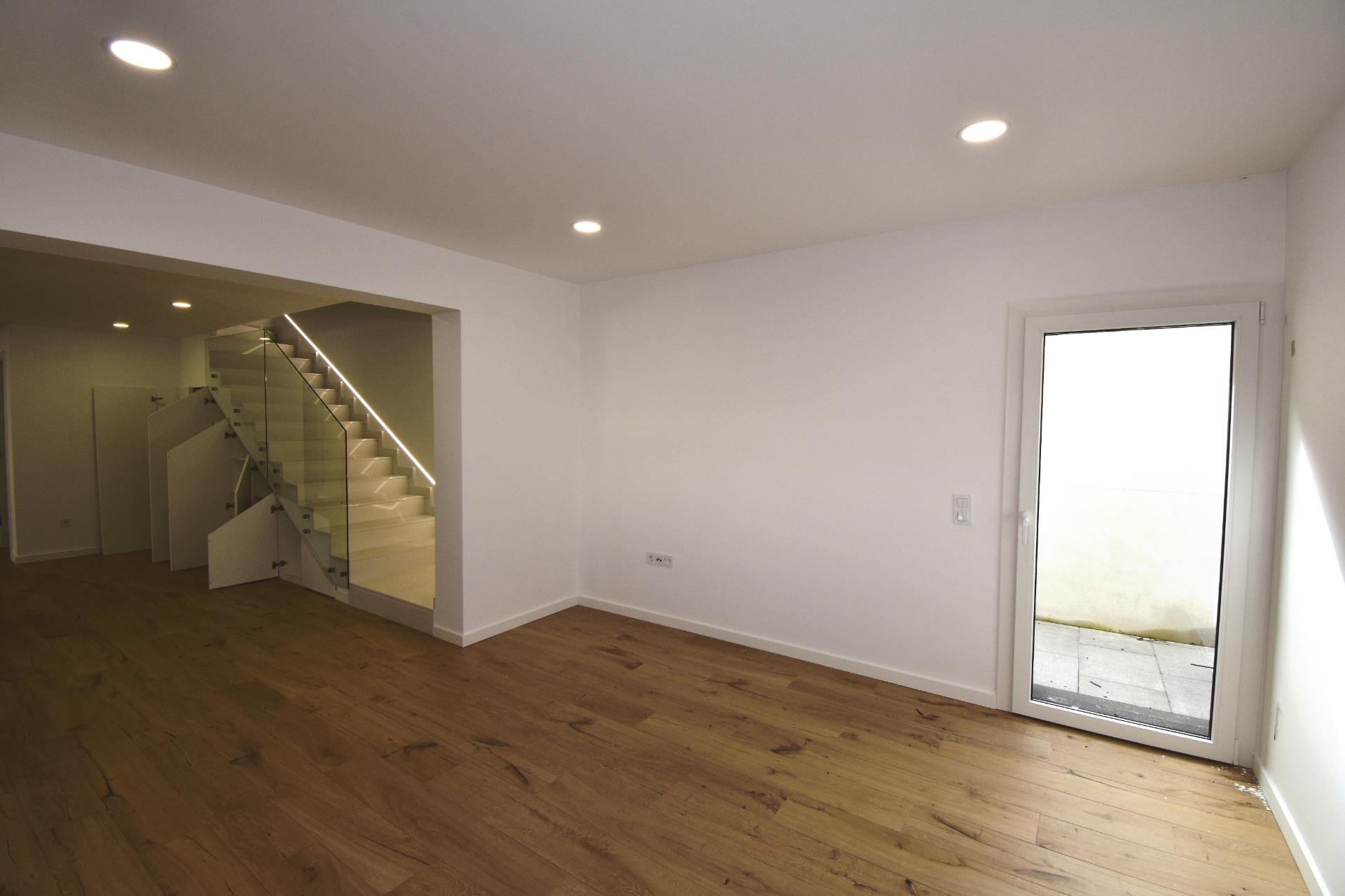 Moradia Independente Remodelada com Open Space, Garagem Dupla e Excelente Localização em Tomar