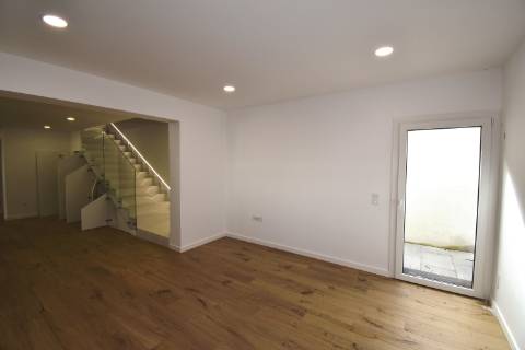 Moradia Independente Remodelada com Open Space, Garagem Dupla e Excelente Localização em Tomar