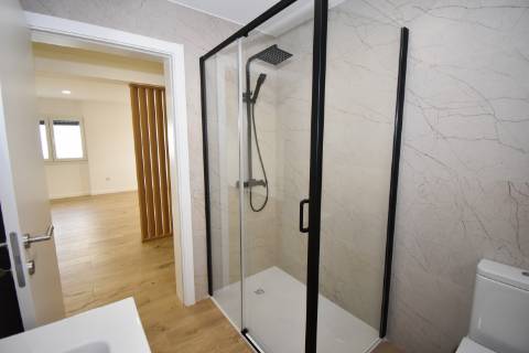 Moradia Independente Remodelada com Open Space, Garagem Dupla e Excelente Localização em Tomar