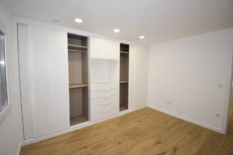 Moradia Independente Remodelada com Open Space, Garagem Dupla e Excelente Localização em Tomar