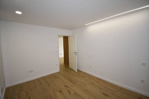 Moradia Independente Remodelada com Open Space, Garagem Dupla e Excelente Localização em Tomar