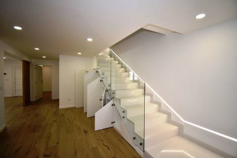 Moradia Independente Remodelada com Open Space, Garagem Dupla e Excelente Localização em Tomar