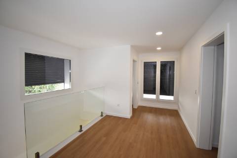 Moradia Independente Remodelada com Open Space, Garagem Dupla e Excelente Localização em Tomar