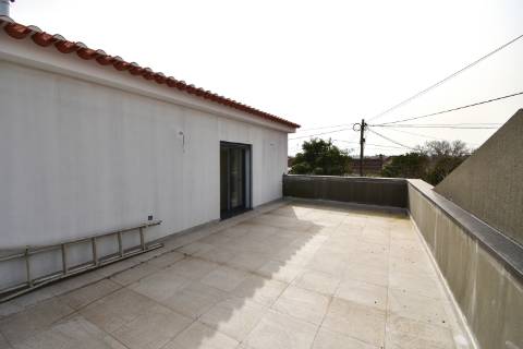 Moradia Independente Remodelada com Open Space, Garagem Dupla e Excelente Localização em Tomar