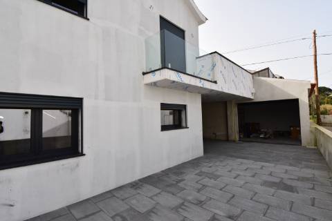 Moradia Independente Remodelada com Open Space, Garagem Dupla e Excelente Localização em Tomar