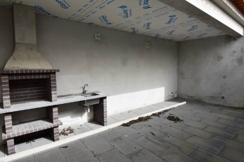 Moradia Independente Remodelada com Open Space, Garagem Dupla e Excelente Localização em Tomar