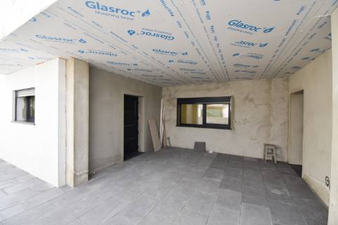 Moradia Independente Remodelada com Open Space, Garagem Dupla e Excelente Localização em Tomar