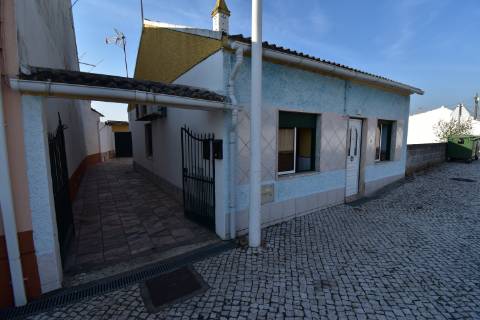 Moradia térrea com quintal e garagem com ótimos acessos à A23 na Atalaia